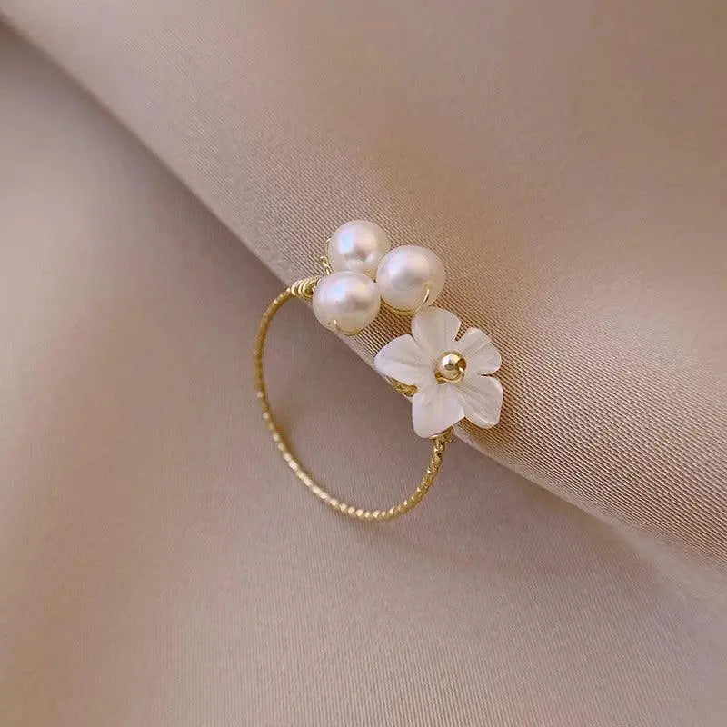 Ring with flower and mother of pearl in gold Unique Joyas