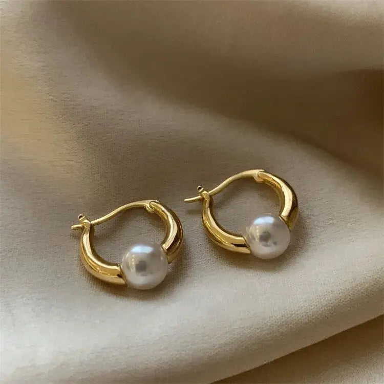 Elegant golden pearl earrings Claire